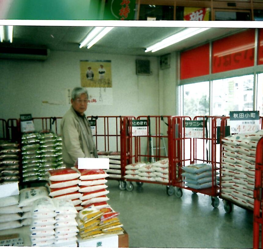 米袋が並ぶ昔の店内